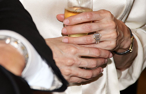 Brad-Pitt-and-Angelina-Jolie-wearing-her-engagement-ring-©alamy