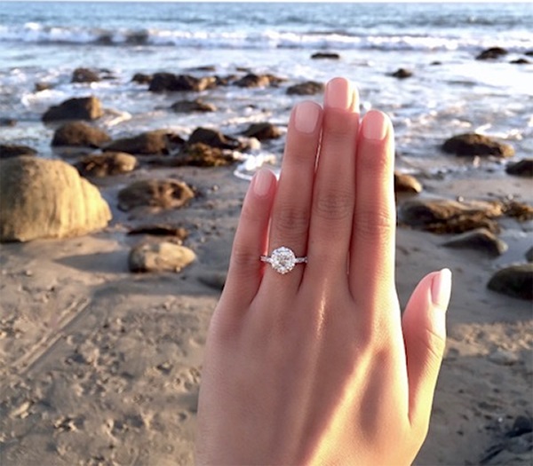 amazing-beach-proposal-engagement-ring