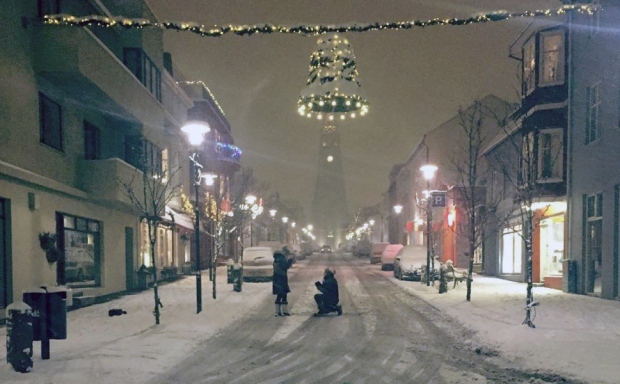 Edinburgh couple 'reunited' with proposal photo in Iceland