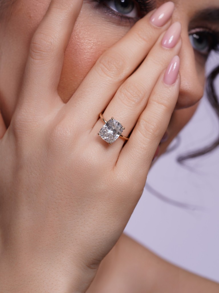 18Karats - cushion diamond ring