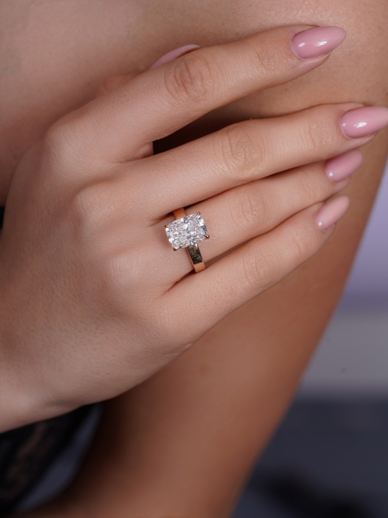 18Karats - cushion with wide band